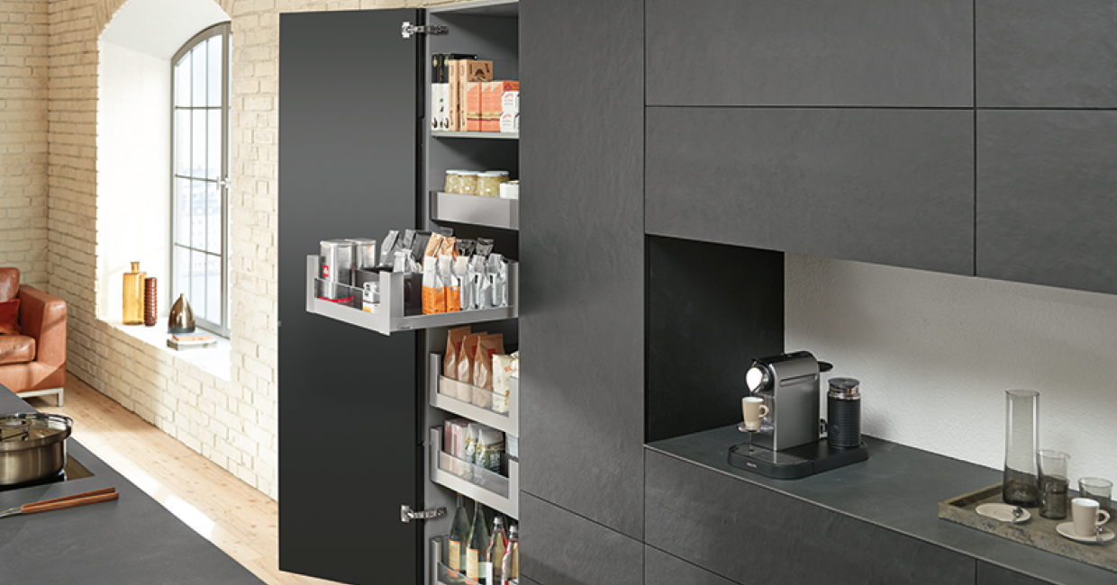 The larder unit gives clear visibility and direct access from all three sides and above