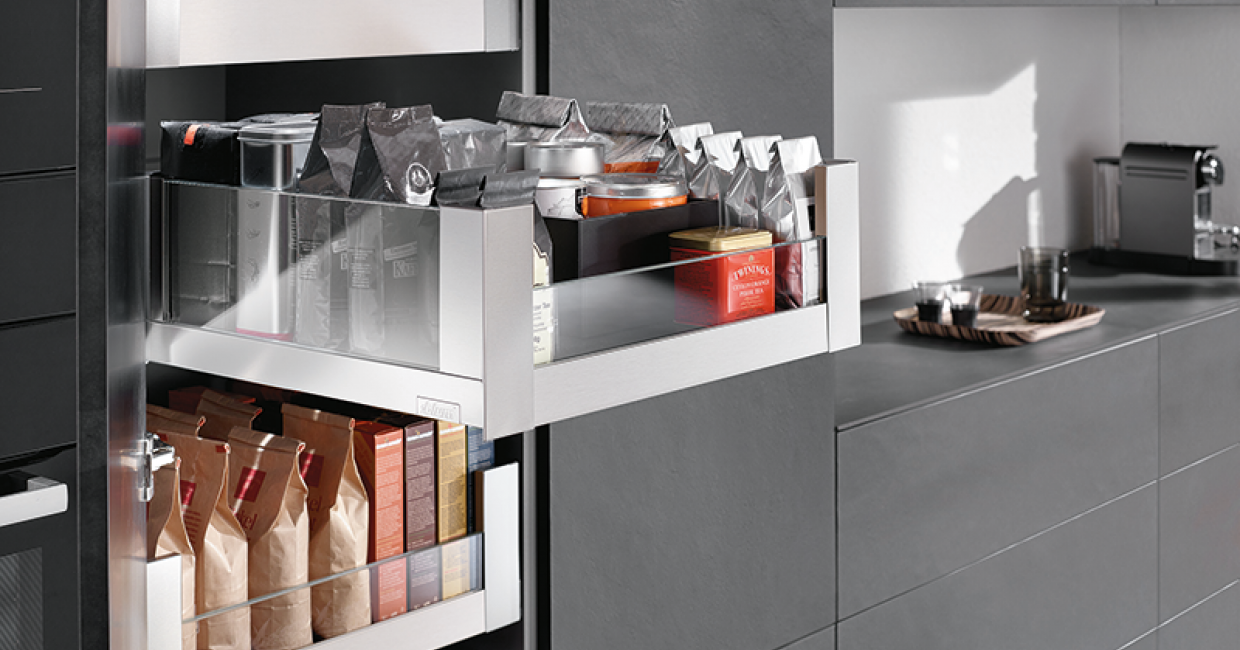 The larder unit gives clear visibility and direct access from all three sides and above